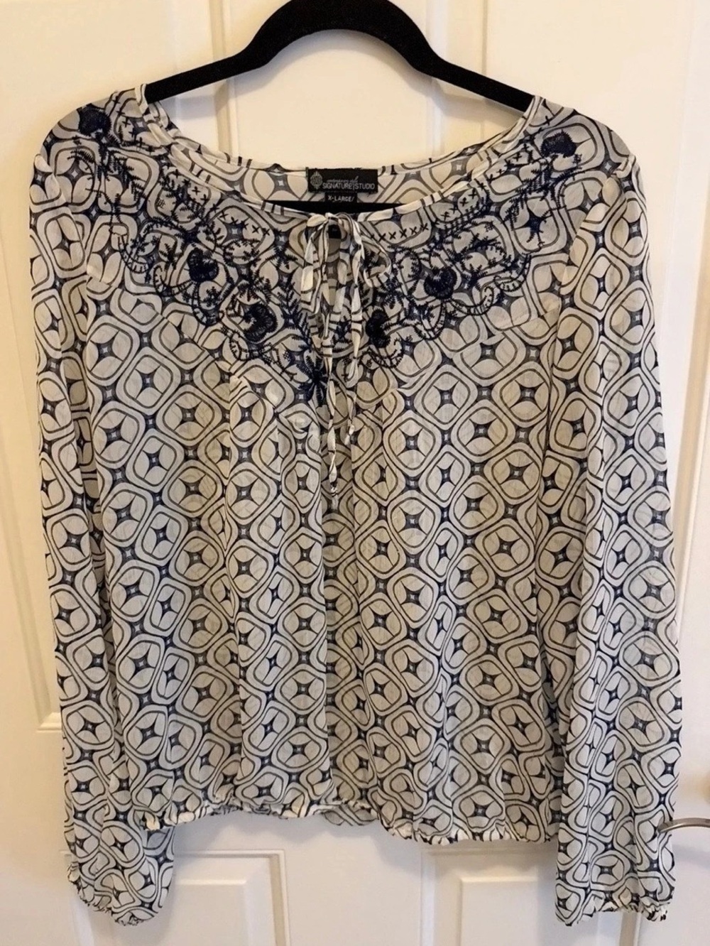 Signature Studio Long Sleeve Geometric Blouse in White & Blue Size XL